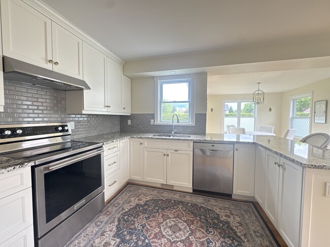 Building Photo - 8 Empress Dr