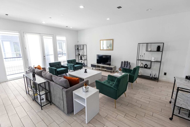 Building Photo - 2025 Colquitt St