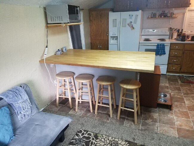Eating area - 1159 Country Road