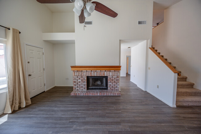 Building Photo - 1421 W Camino Ct