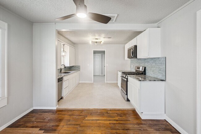 Building Photo - Beautifully renovated 2/1!
