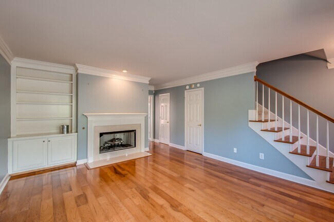 Building Photo - 1625 Brentwood Pointe