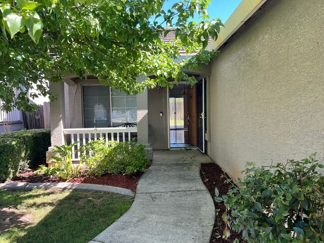 Building Photo - Cozy 2 Bedroom Home