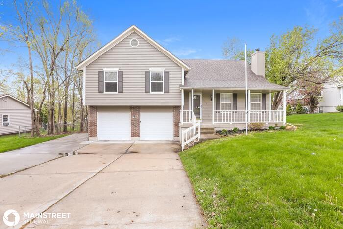 Primary Photo - 607 W Lucy Webb Rd, Raymore, MO 64083