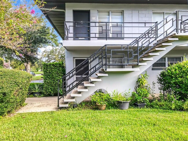 Building Photo - 825 N Primrose Dr