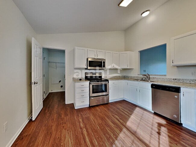 Foto del edificio - 8284 Shattuck Dr