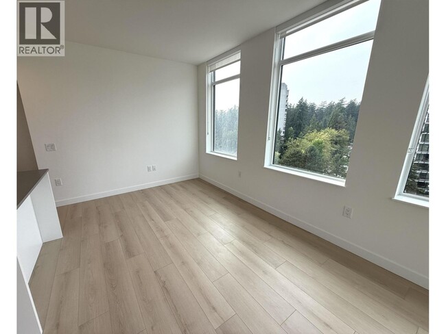 Building Photo - 6468 Willingdon Ave
