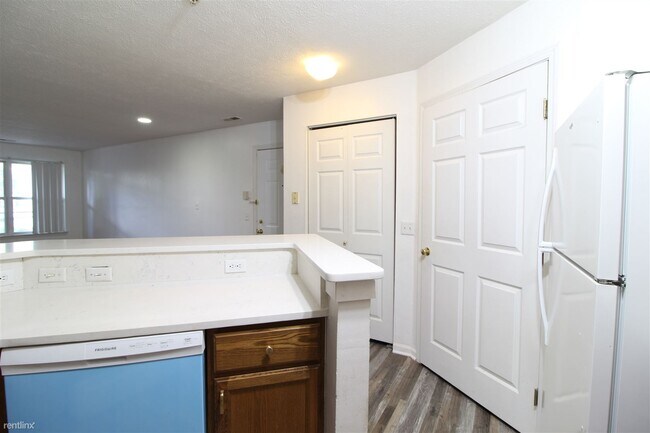 Building Photo - 2 br, 2 bath Condo - 1575 Oakfield Dr