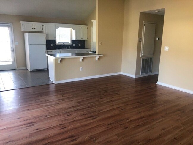 Building Photo - 3 Bedroom, 2 bath , Fenced Backyard