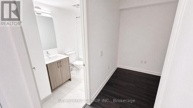 Photo du bâtiment - 4010 Eglinton Ave W