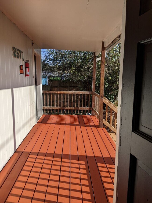 Building Photo - AGW03