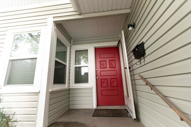 Puerta de entrada principal. - 7459 Mohawk Ave