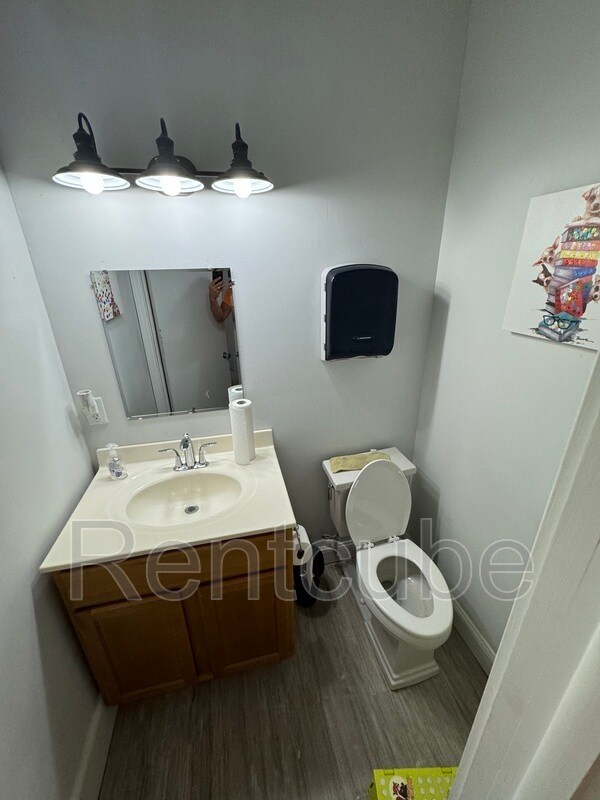 Building Photo - 1125 Main St