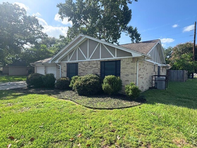 Foto del edificio - 3402 Almondwood Dr