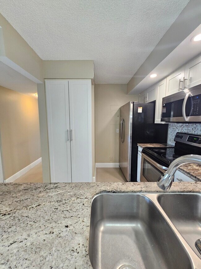 Foto del edificio - 728 Sunny Pine Way