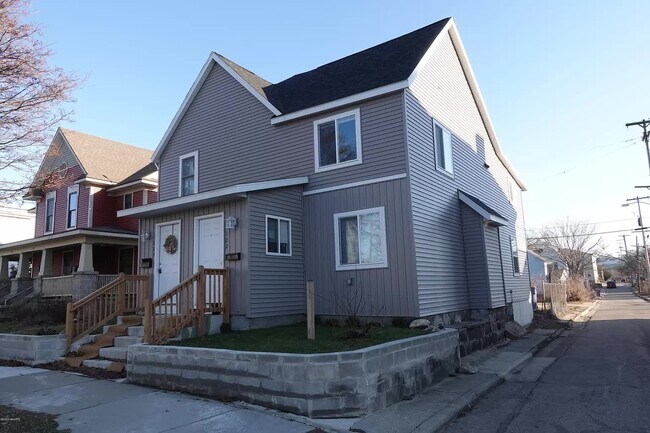Building Photo - 124 Buckley St SE