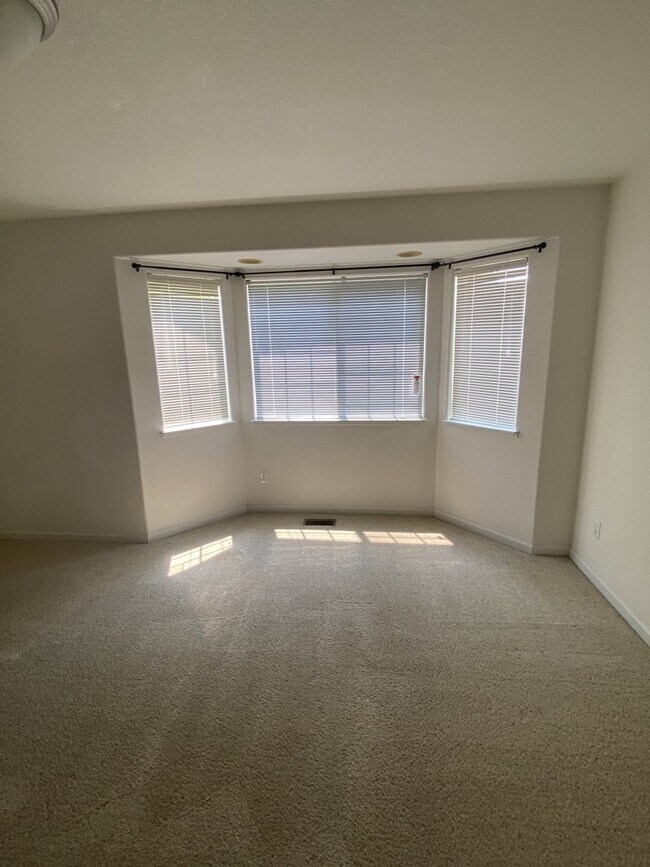 Building Photo - AVAILABLE SEPTEMBER! Charming Townhome in ...