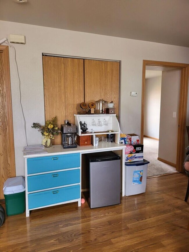 Foto del edificio - 4 bedroom 2 Bathroom Condo!
