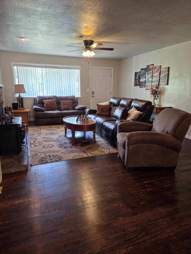 Foto del edificio - 5 BEDROOM 3 BATH HOME WITH 3 CAR GARAGE