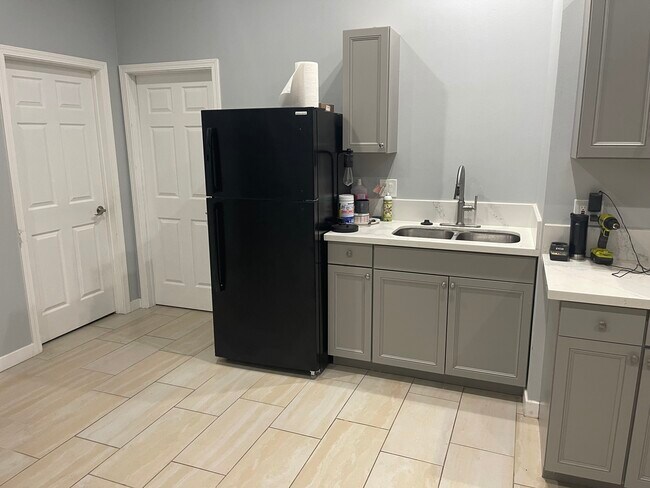 Foto del edificio - 2904 E 63rd St