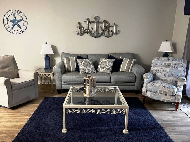 Building Photo - Winter rental! Recently renovated condo in quiet community with pools! Available from NOW through...