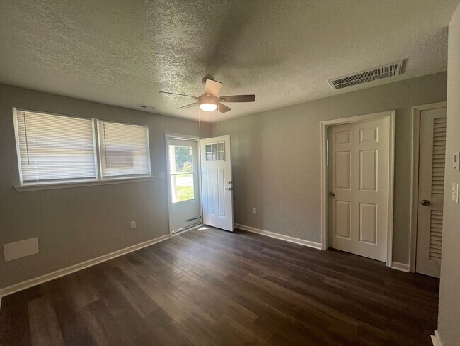 Foto del edificio - Stunning remodeled 2 bedroom duplex home 1...