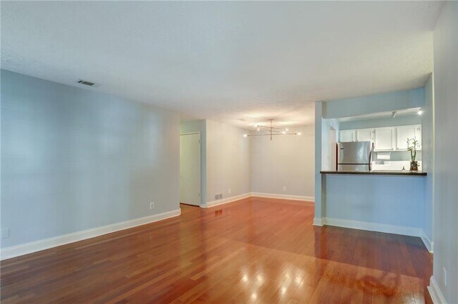 Foto del edificio - 6818 Glenridge Dr