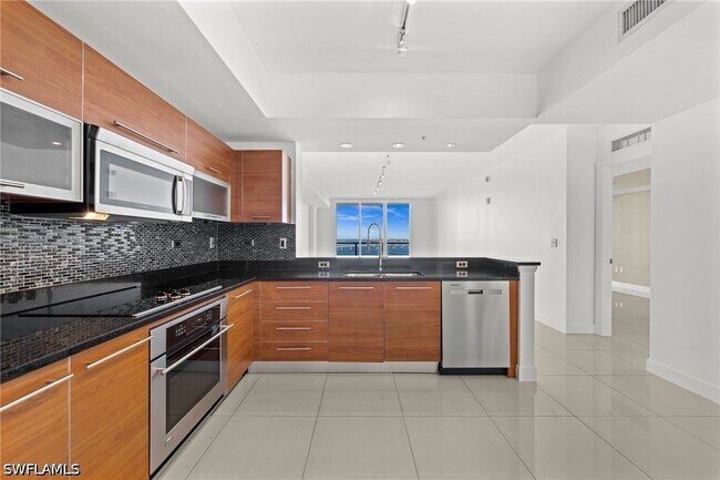 Building Photo - 3000 Oasis Grand Blvd