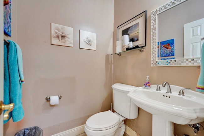 Building Photo - 220 Pine Ave