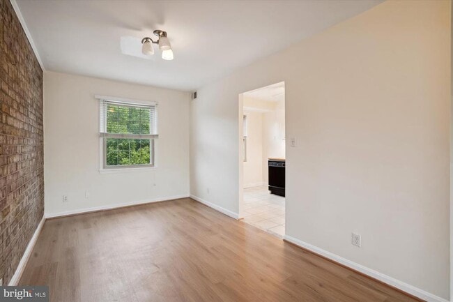 Building Photo - 6016 Westchester Park Dr