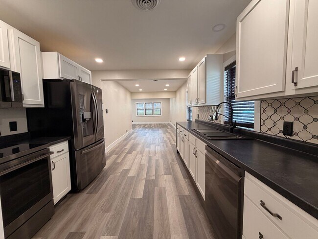 Foto del edificio - Beautifully Remodeled Zero Entry 2 Bedroom $1850