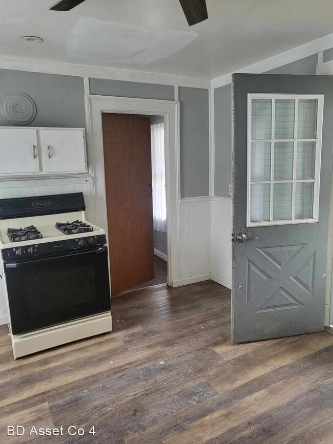 Building Photo - 3 br, 1 bath House - 226 E Main Street