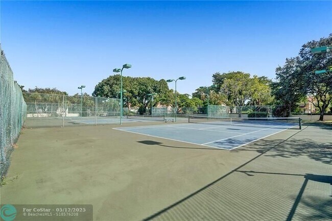 Foto del edificio - 717 Gardens Dr