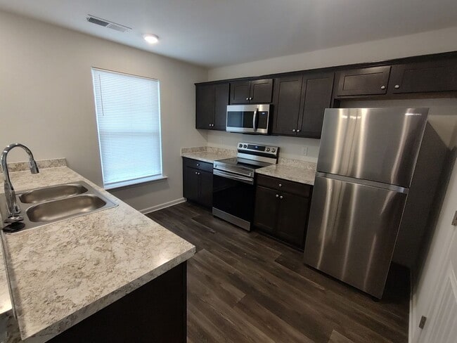 Foto del edificio - Move in Ready! Easy & Quick move-in process