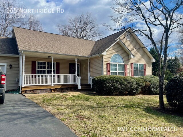 Primary Photo - 3 Bed / 2 Bath Single Family (Available 7/...