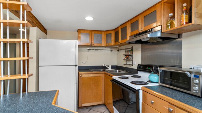 Building Photo - 1352 N Oakley Blvd