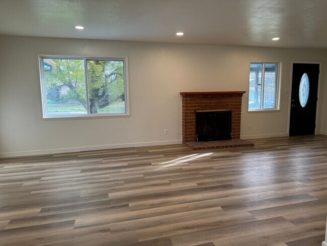 Building Photo - Nicely updated home in Roseville with larg...