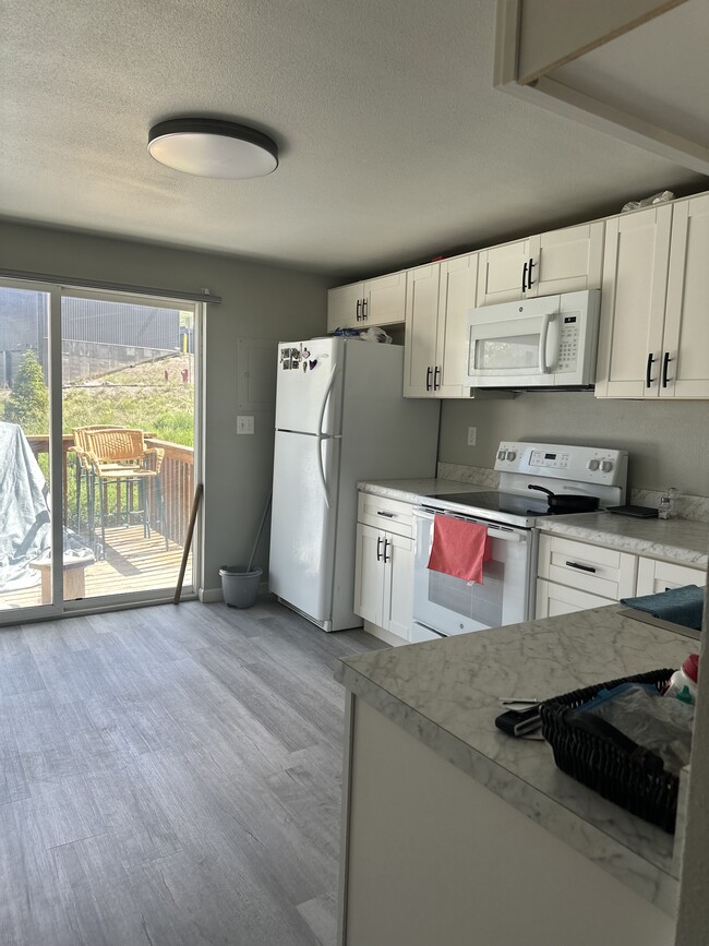 Building Photo - 449 W 4th St