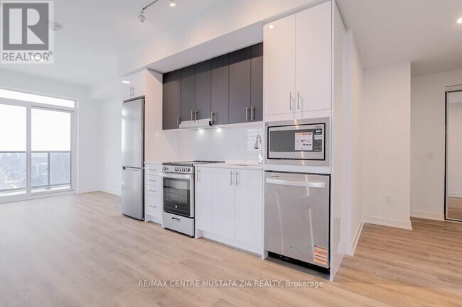 Building Photo - 5105 Hurontario St