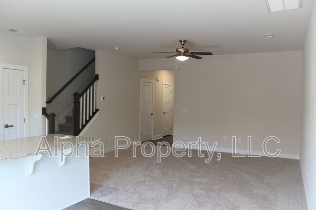 Building Photo - 121 Roseridge Dr
