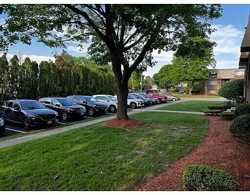 Exterior view & parking - 9 Hallmark Gdns