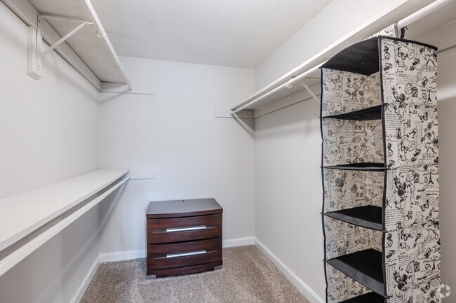 2BR, 2BA - 1072SF - Closet - Quarry