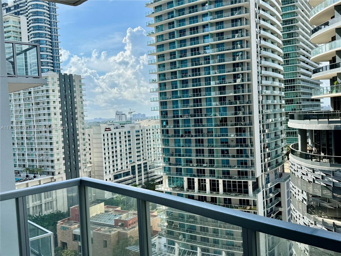 Foto principal - 1050 Brickell Ave