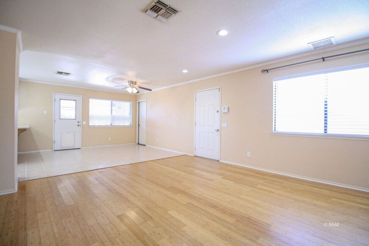 Foto del edificio - 3 bed, 2 bath home available for rent 8/6/25!