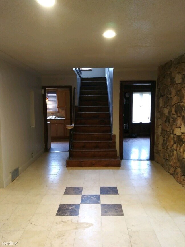 Building Photo - 4 br, 2.5 bath House - 550 W Grixdale