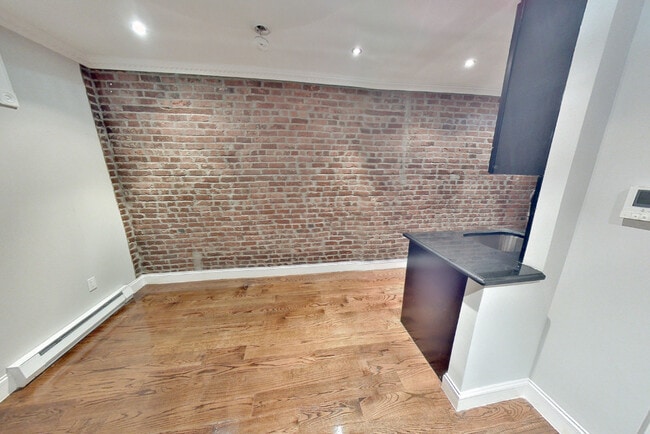 Foto del edificio - 120 E 102nd St