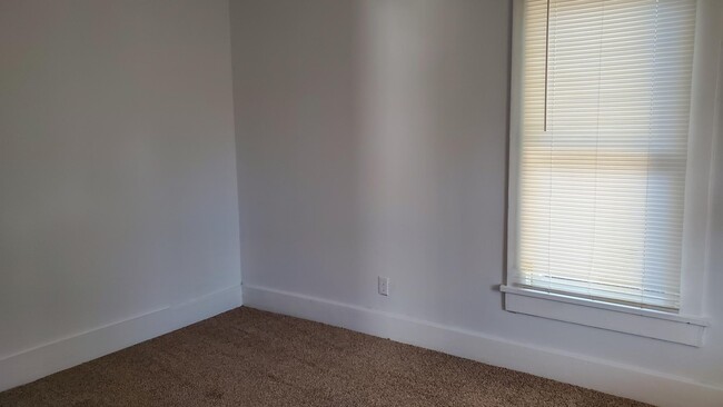 Building Photo - 1402 E Maple Ave