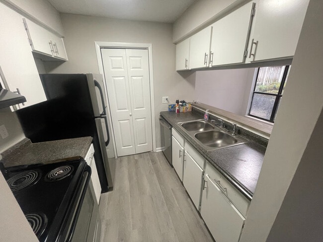 Building Photo - Room in Condo on Sharon Chase Dr