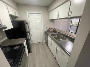 Building Photo - Room in Condo on Sharon Chase Dr