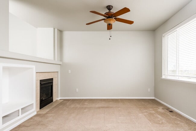 Building Photo - Spacious 3BR Home with Loft & Deck – 15 Mi...